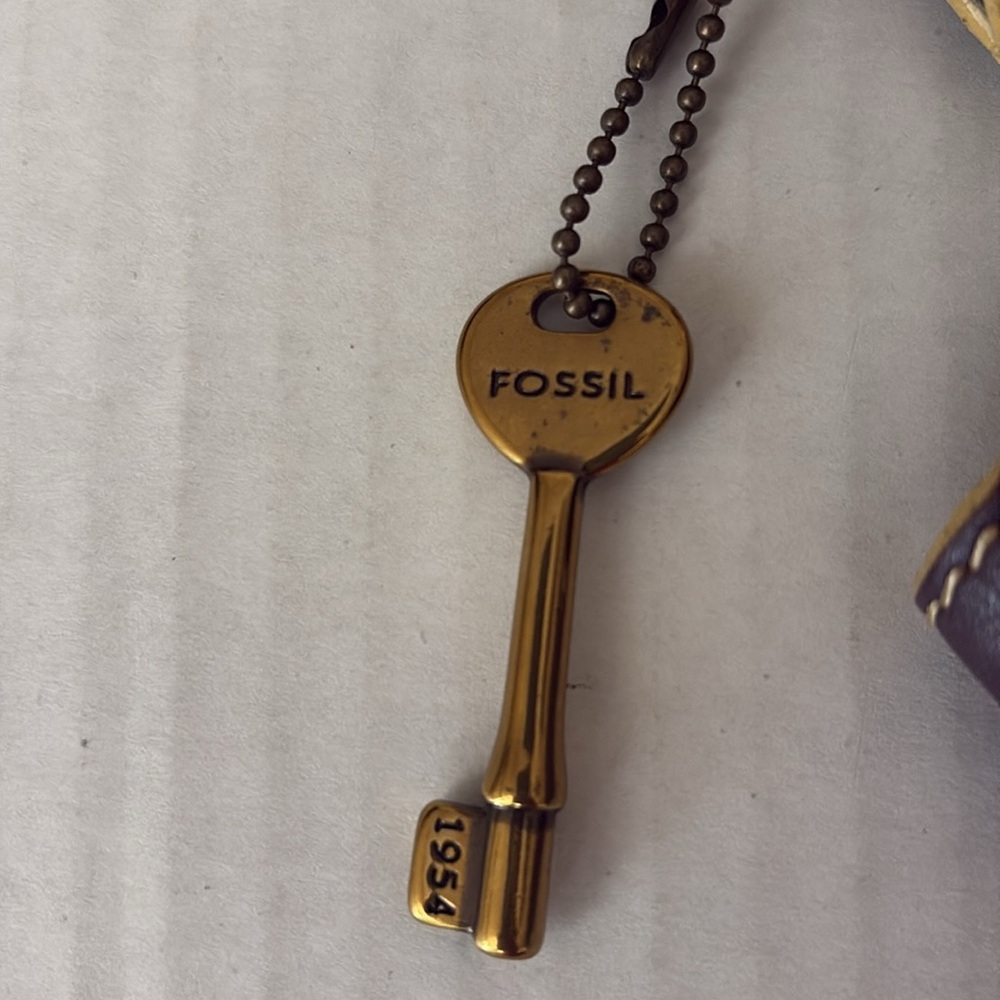 Fossil Vintage purple/plum leather bag with attached key, - Picture 7 of 14